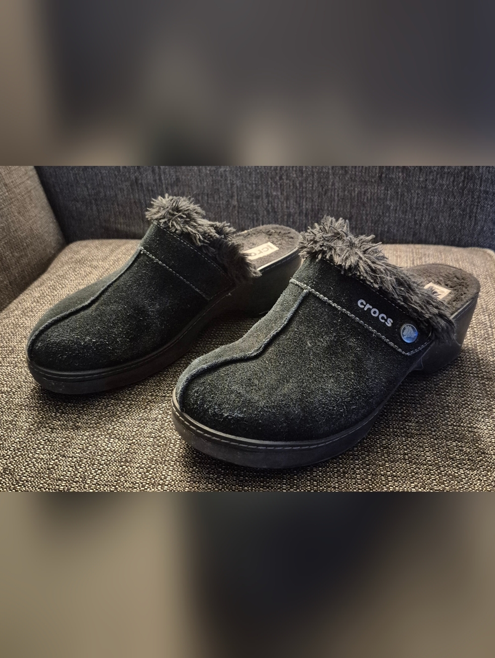 CROCS Black Faux-Fur Lined Suede Slip-On Clogs / Mules Size 8